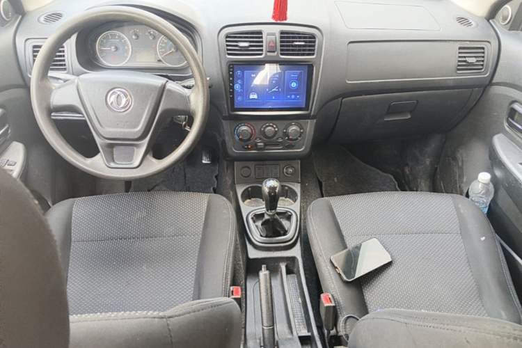 Used Dongfeng Fengon 330 2014 1.5L Manual Utility Version DK15 Center Console