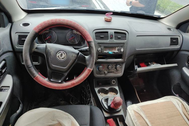 Used Dongfeng Fengon 330 2014 1.2L Manual Practical Version DK12-07 Center Console