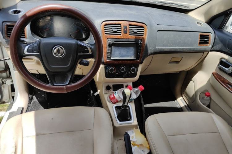 Used Dongfeng Fengon 330 2014 1.5L Manual Comfort Version DK15-02 Center Console