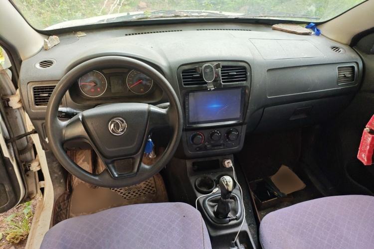 Used Dongfeng Fengon 330 2014 1.5L Manual Utility Version DK15 Center Console