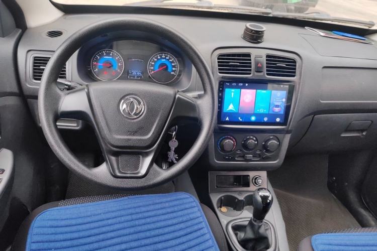 Used Dongfeng Fengon 330 2014 1.5L Manual Utility Version DK15 Center Console