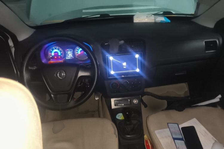 Used Dongfeng Fengon 330 2014 1.5L Manual Utility Version DK15 Center Console