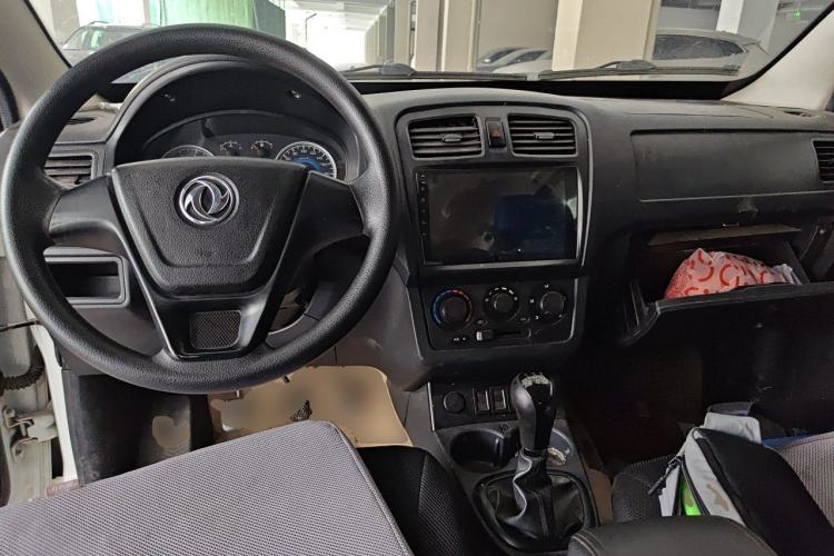 Used Dongfeng Fengon 330 2014 1.5L Manual Utility Version DK15 Center Console