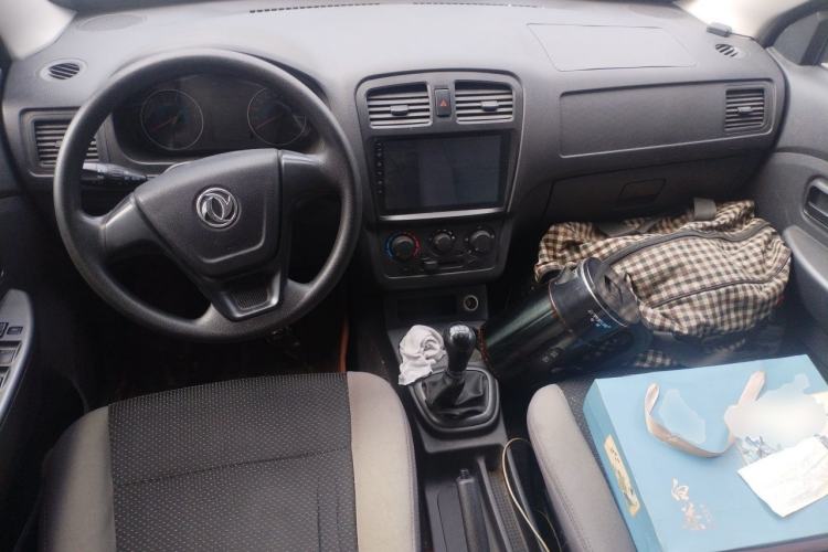 Used Dongfeng Fengon 330 2014 1.5L Manual Utility Version DK15 Center Console