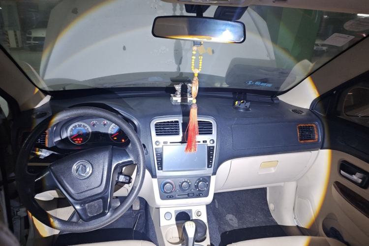 Used Dongfeng Fengon 330 2014 1.5L Manual Standard Edition DK15-02 Center Console