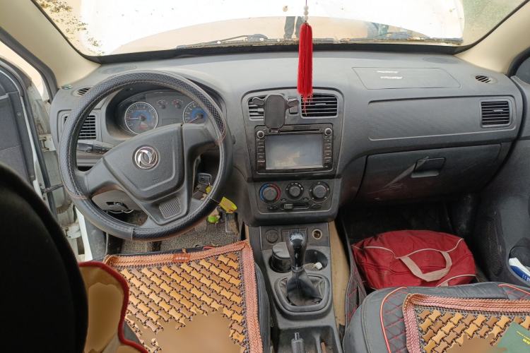 Used Dongfeng Fengon 330 2014 1.5L Manual Utility Version DK15 Center Console