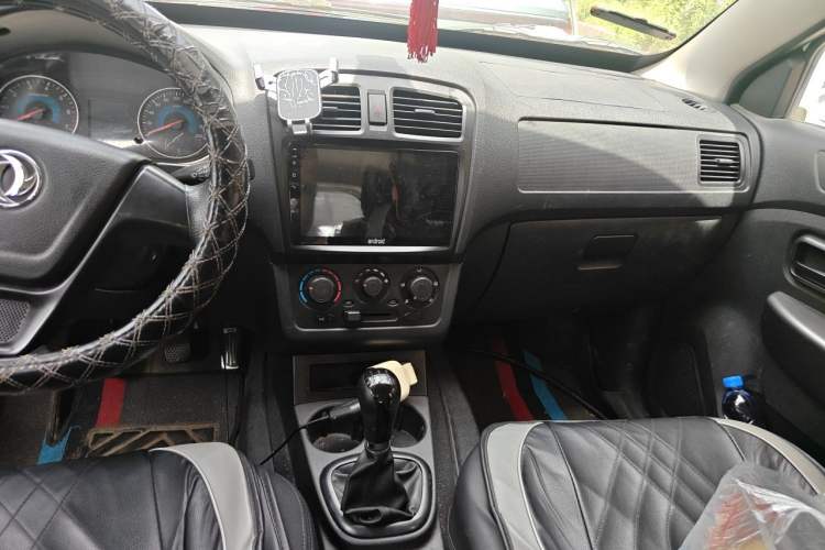 Used Dongfeng Fengon 330 2014 1.5L Manual Utility Version DK15 Center Console