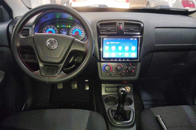 Used Dongfeng Fengon 330 2014 1.5L Manual Utility Version DK15 Center Console