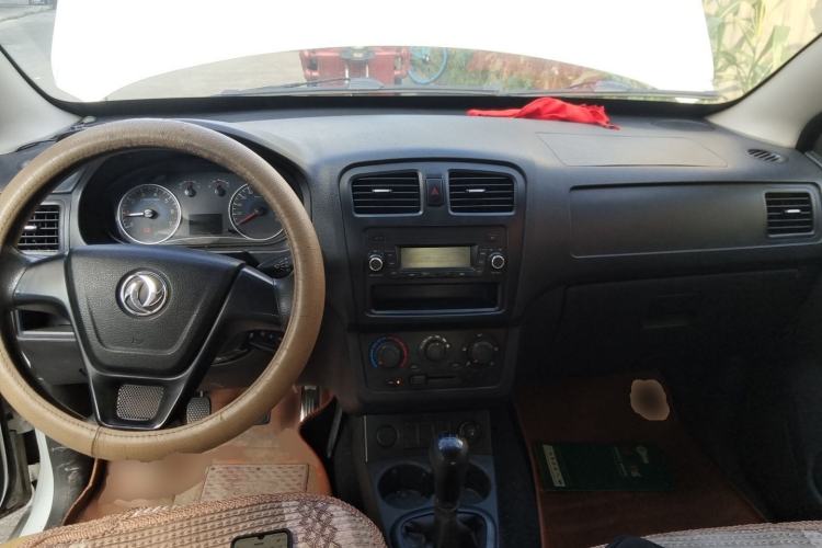 Used Dongfeng Fengon 330 2014 1.5L Manual Utility Version DK15 Center Console