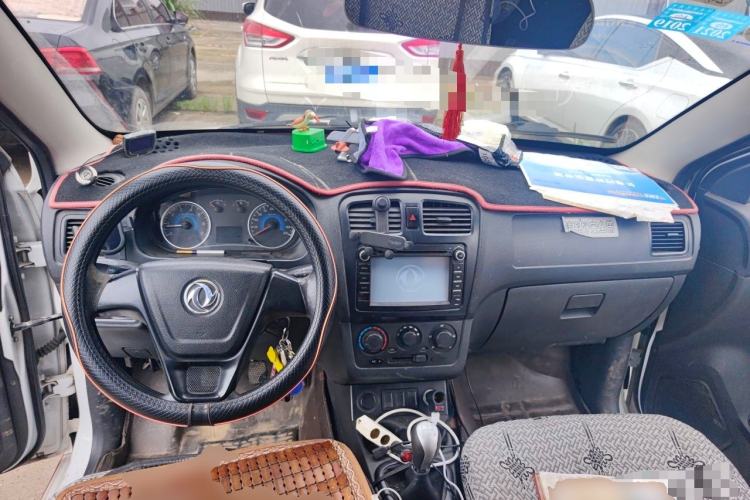 Used Dongfeng Fengon 330 2014 1.5L Manual Utility Version DK15 Center Console