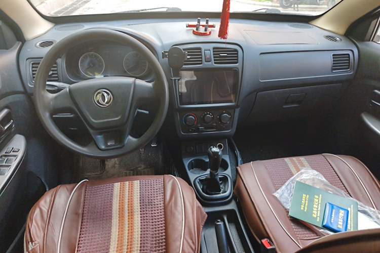 Used Dongfeng Fengon 330 2014 1.5L Manual Standard Edition DK15-02 Center Console