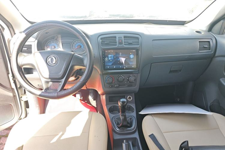 Used Dongfeng Fengon 330 2014 1.5L Manual Utility Version DK15 Center Console