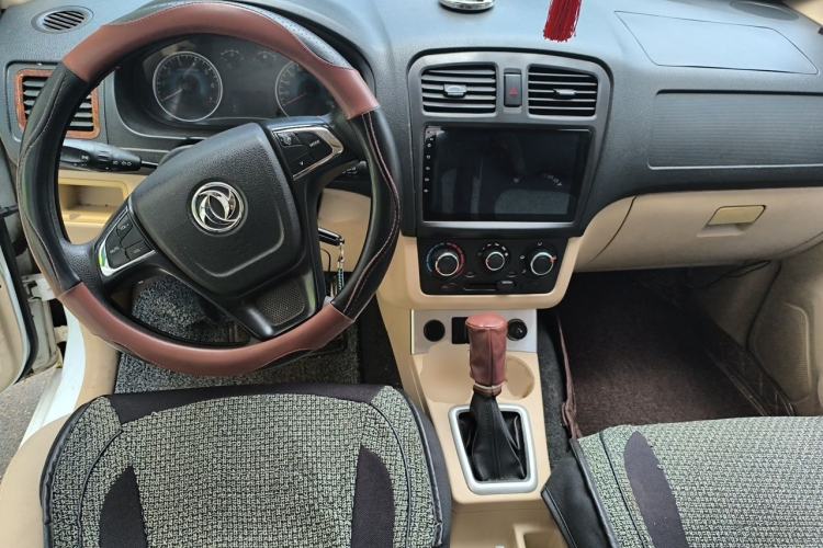 Used Dongfeng Fengon 330 2014 1.5L Manual Comfort Version DK15-02 Center Console