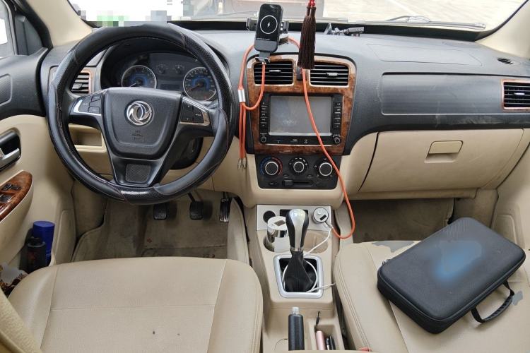 Used Dongfeng Fengon 330 2014 1.5L Manual Utility Version DK15 Center Console