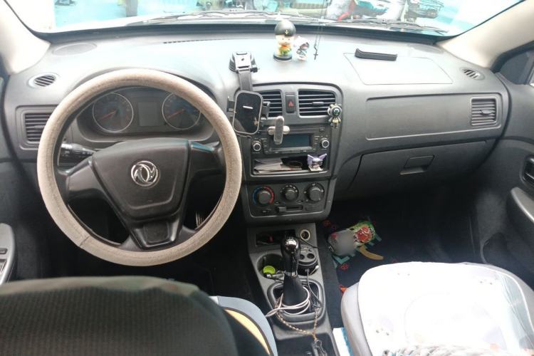 Used Dongfeng Fengon 330 2014 1.5L Manual Utility Version DK15 Center Console