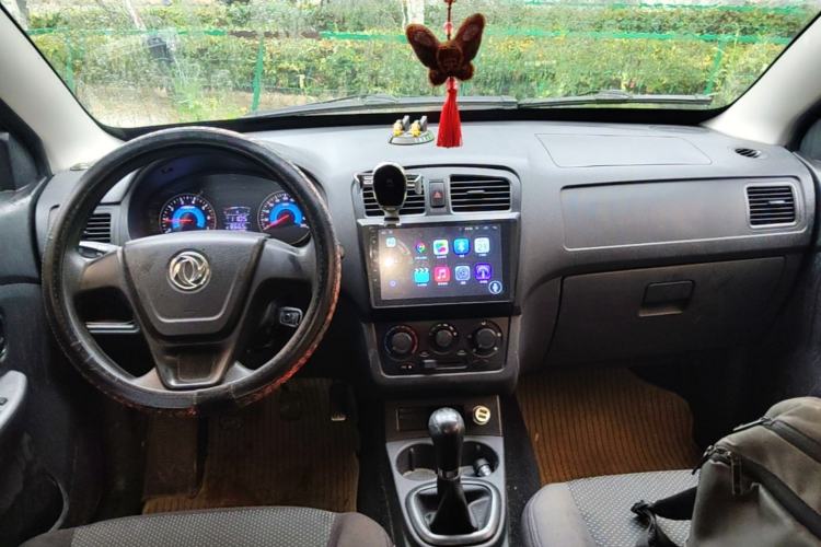 Used Dongfeng Fengon 330 2014 1.5L Manual Utility Version DK15 Center Console