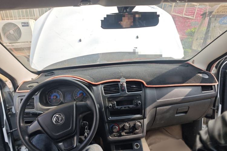 Used Dongfeng Fengon 330 2014 1.5L Manual Utility Version DK15 Center Console