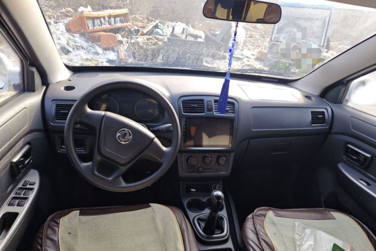 Used Dongfeng Fengon 330 2014 1.5L Manual Utility Version DK15 Center Console
