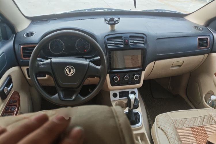 Used Dongfeng Fengon 330 2014 1.5L Manual Standard Edition DK15-02 Center Console