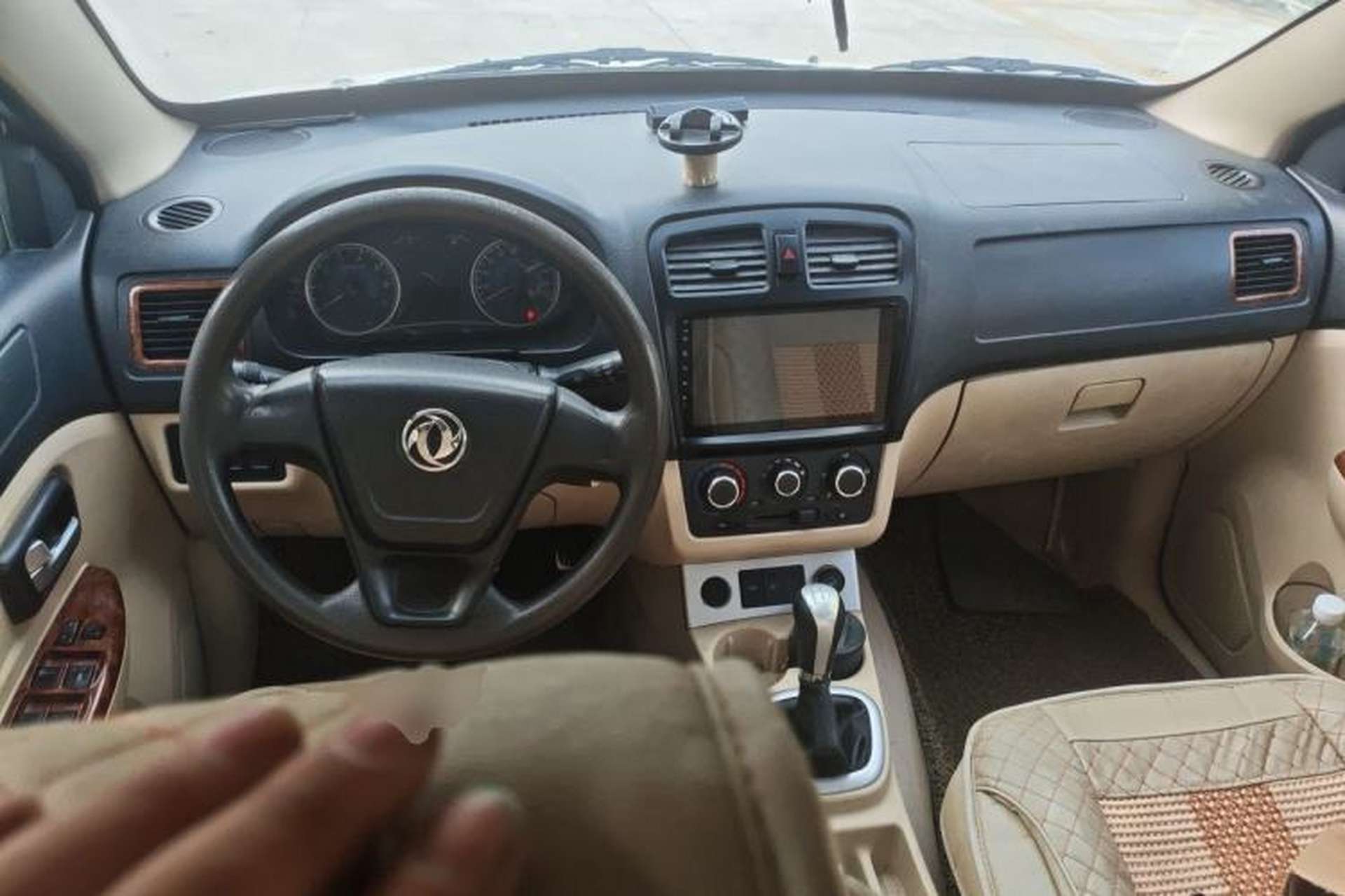 Used Dongfeng Fengon 330 2014 1.5L Manual Standard Edition DK15-02 Center Console
