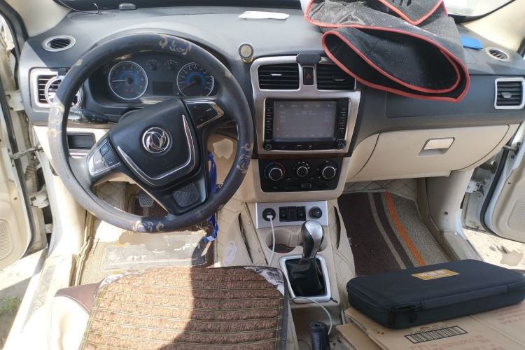 Used Dongfeng Fengon 330 2014 1.5L Manual Comfort Version DK15-02 Center Console