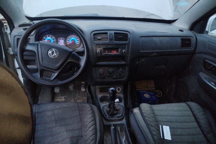 Used Dongfeng Fengon 330 2014 1.5L Manual Utility Version DK15 Center Console