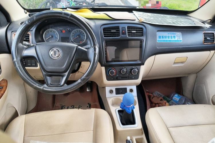 Used Dongfeng Fengon 330 2014 1.5L Manual Utility Version DK15 Center Console