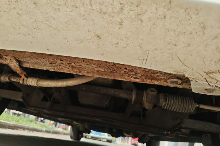 Used Dongfeng Fengon 330 2014 1.5L Manual Comfort Version DK15-02 Chassis Front