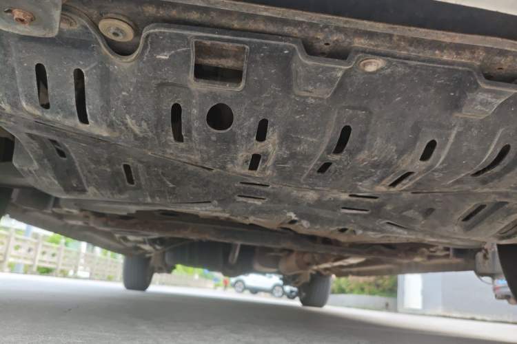 Used Dongfeng Fengon 330 2014 1.5L Manual Standard Edition DK15-02 Chassis Front