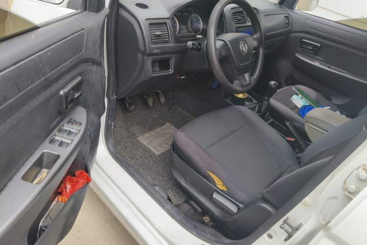 Used Dongfeng Fengon 330 2014 1.5L Manual Utility Version DK15 Driver Seat
