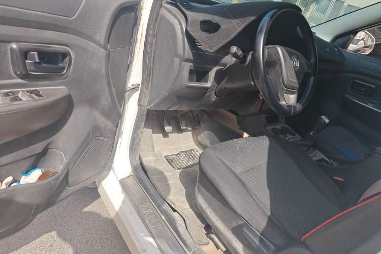 Used Dongfeng Fengon 330 2014 1.5L Manual Standard Edition DK15-02 Driver Seat