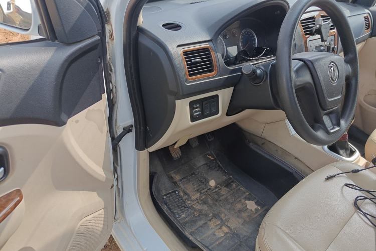 Used Dongfeng Fengon 330 2014 1.5L Manual Utility Version DK15 Driver Seat