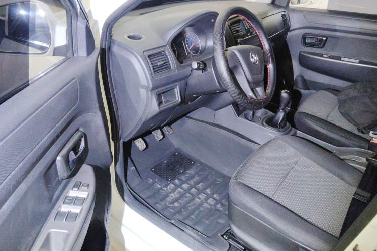 Used Dongfeng Fengon 330 2014 1.5L Manual Utility Version DK15 Driver Seat