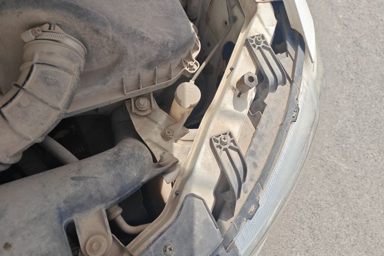 Used Dongfeng Fengon 330 2014 1.5L Manual Standard Edition DK15-02 Engine Bay Left