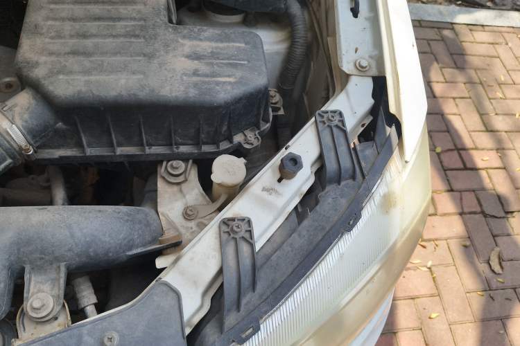 Used Dongfeng Fengon 330 2014 1.2L Manual Practical Version DK12-07 Engine Bay Left