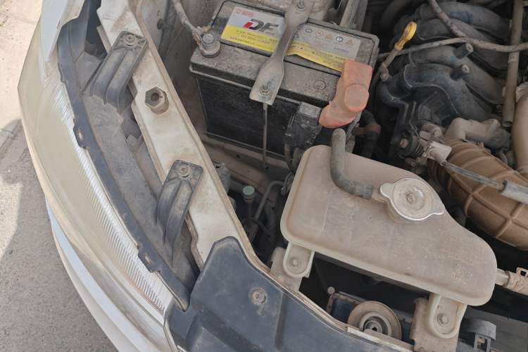 Used Dongfeng Fengon 330 2014 1.5L Manual Standard Edition DK15-02 Engine Bay Right