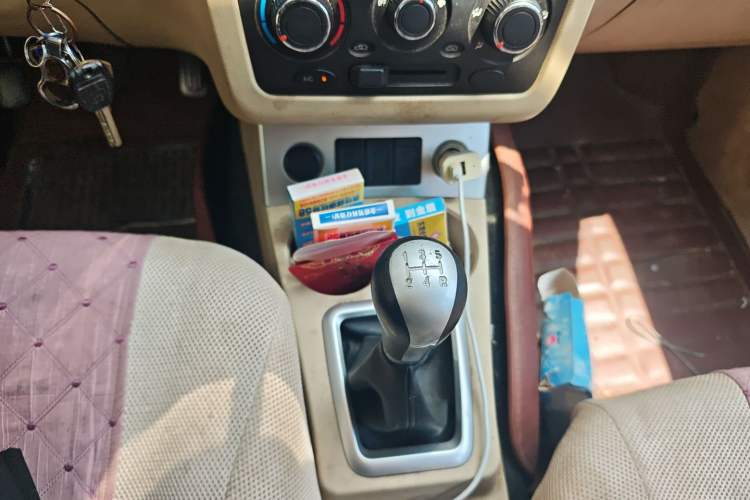Used Dongfeng Fengon 330 2014 1.5L Manual Comfort Version DK15-02 Gear Lever