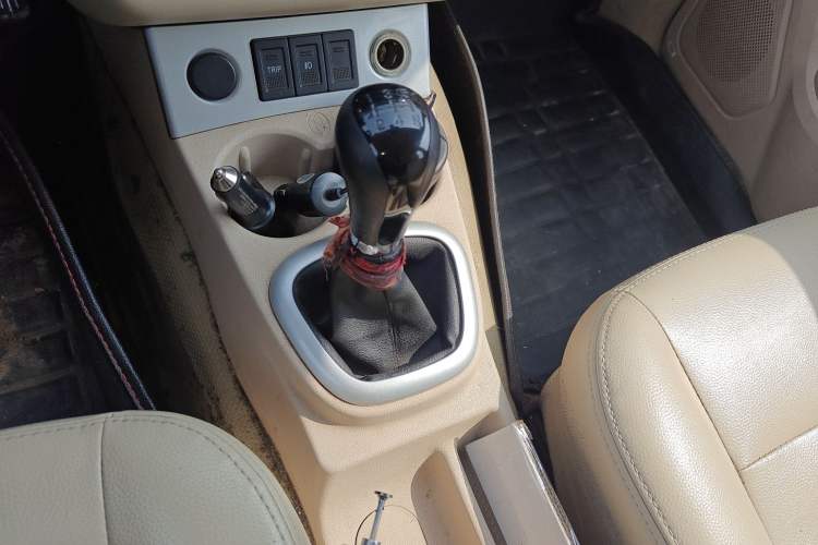 Used Dongfeng Fengon 330 2014 1.5L Manual Utility Version DK15 Gear Lever