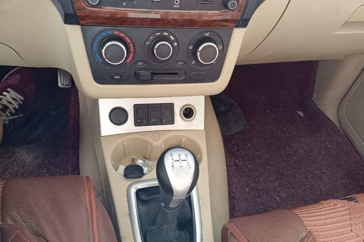 Used Dongfeng Fengon 330 2014 1.5L Manual Utility Version DK15 Gear Lever