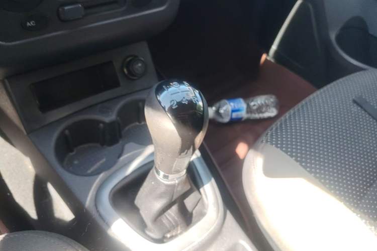 Used Dongfeng Fengon 330 2014 1.5L Manual Utility Version DK15 Gear Lever