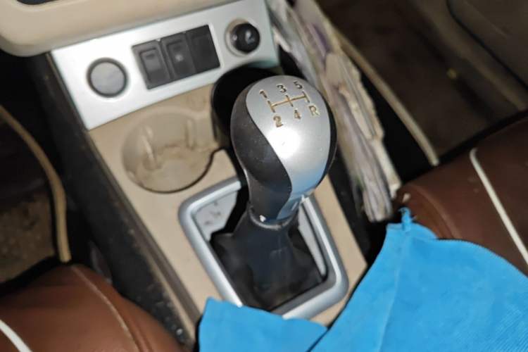 Used Dongfeng Fengon 330 2014 1.5L Manual Utility Version DK15 Gear Lever