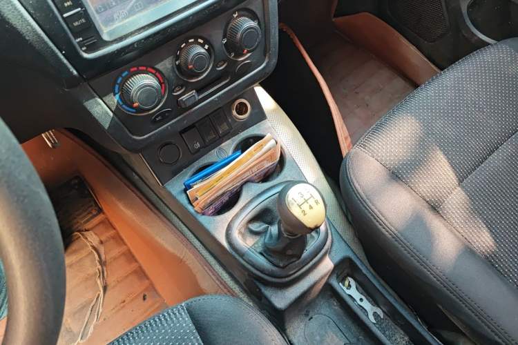 Used Dongfeng Fengon 330 2014 1.5L Manual Utility Version DK15 Gear Lever