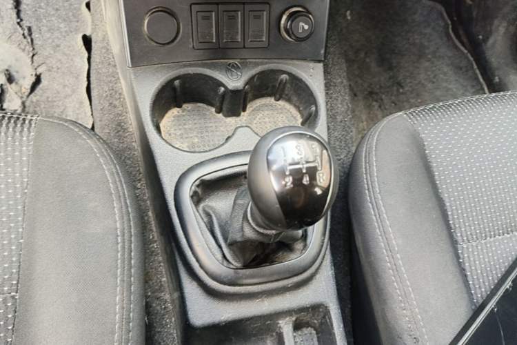 Used Dongfeng Fengon 330 2014 1.5L Manual Utility Version DK15 Gear Lever
