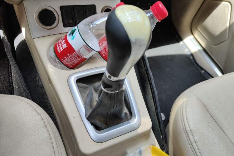 Used Dongfeng Fengon 330 2014 1.5L Manual Comfort Version DK15-02 Gear Lever