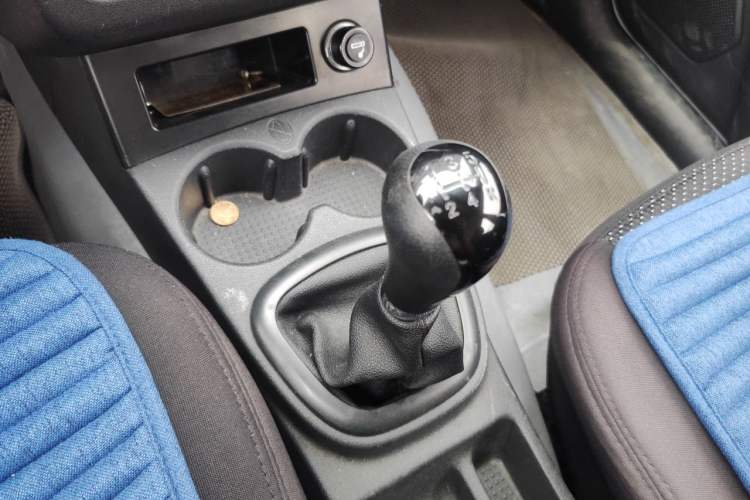 Used Dongfeng Fengon 330 2014 1.5L Manual Utility Version DK15 Gear Lever