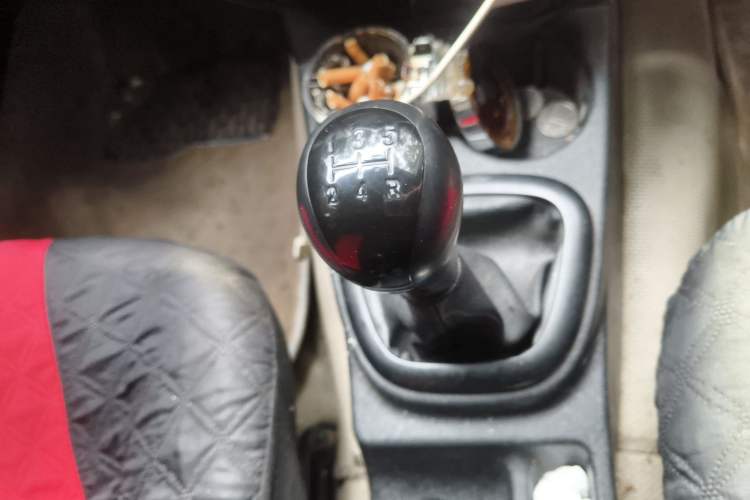 Used Dongfeng Fengon 330 2014 1.5L Manual Utility Version DK15 Gear Lever