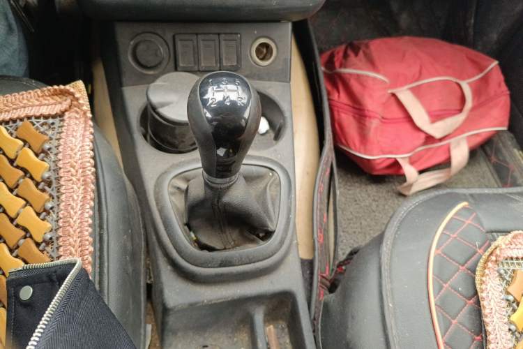 Used Dongfeng Fengon 330 2014 1.5L Manual Utility Version DK15 Gear Lever