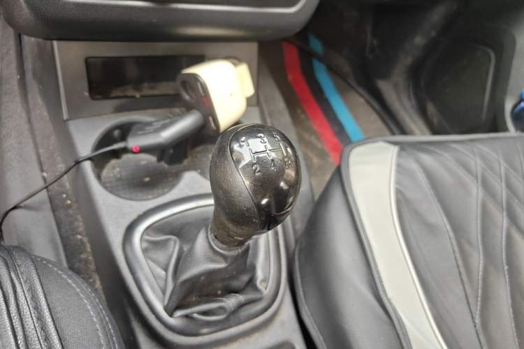 Used Dongfeng Fengon 330 2014 1.5L Manual Utility Version DK15 Gear Lever