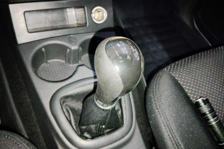 Used Dongfeng Fengon 330 2014 1.5L Manual Utility Version DK15 Gear Lever