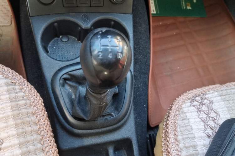 Used Dongfeng Fengon 330 2014 1.5L Manual Utility Version DK15 Gear Lever